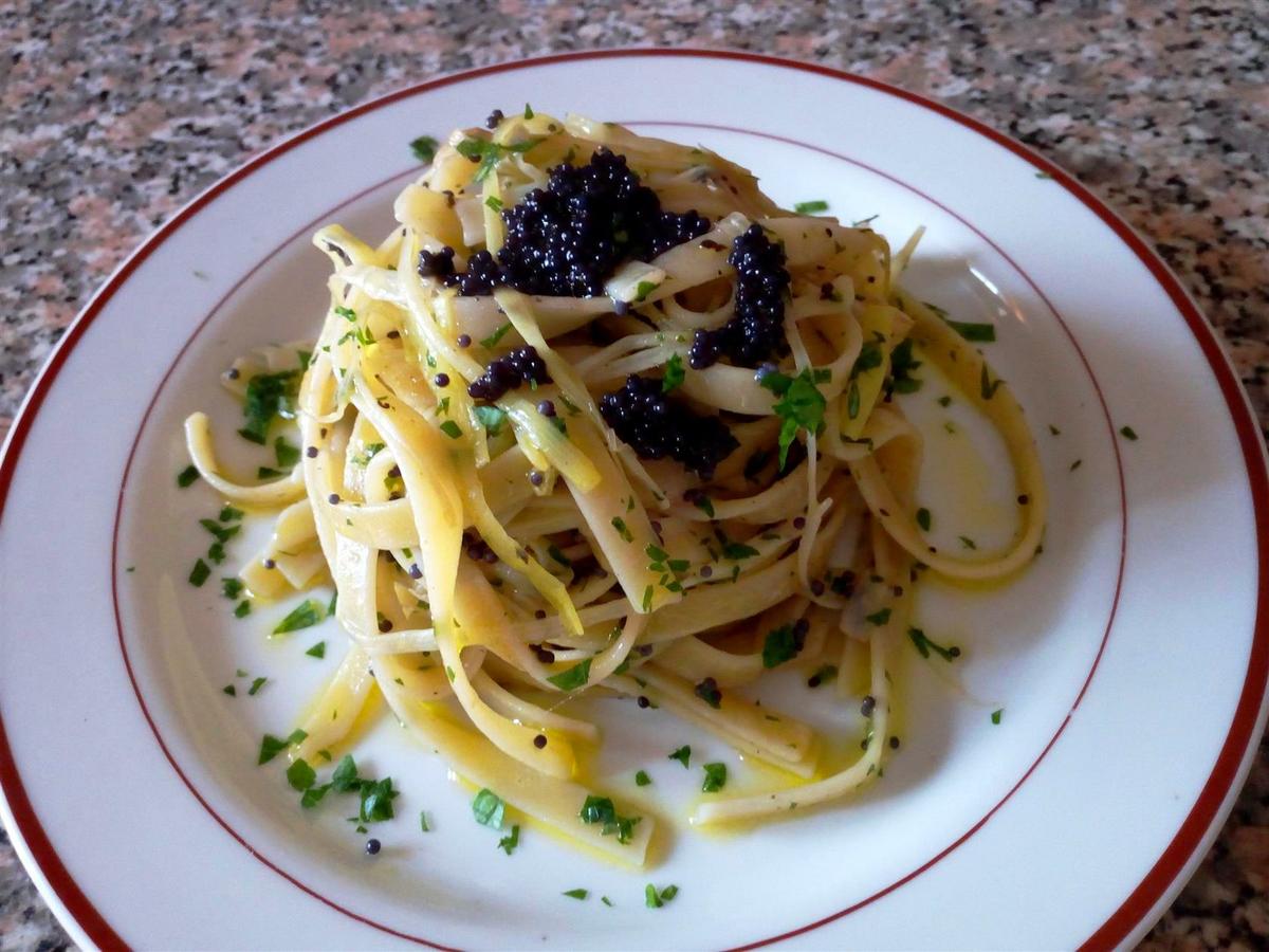 Pasta con huevas de lumpo - Pasta con huevas de pescado - Fettucce con porri e uova di lompo al profumo darancia - Black lumpfish caviar spaghetti