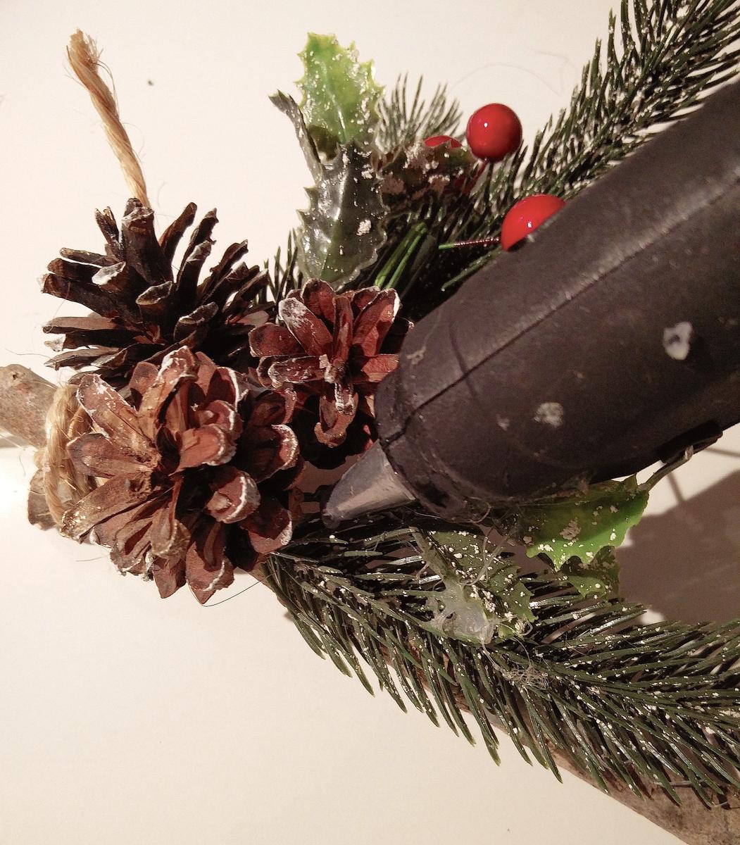 colocando-los-adornos-de-la-corona