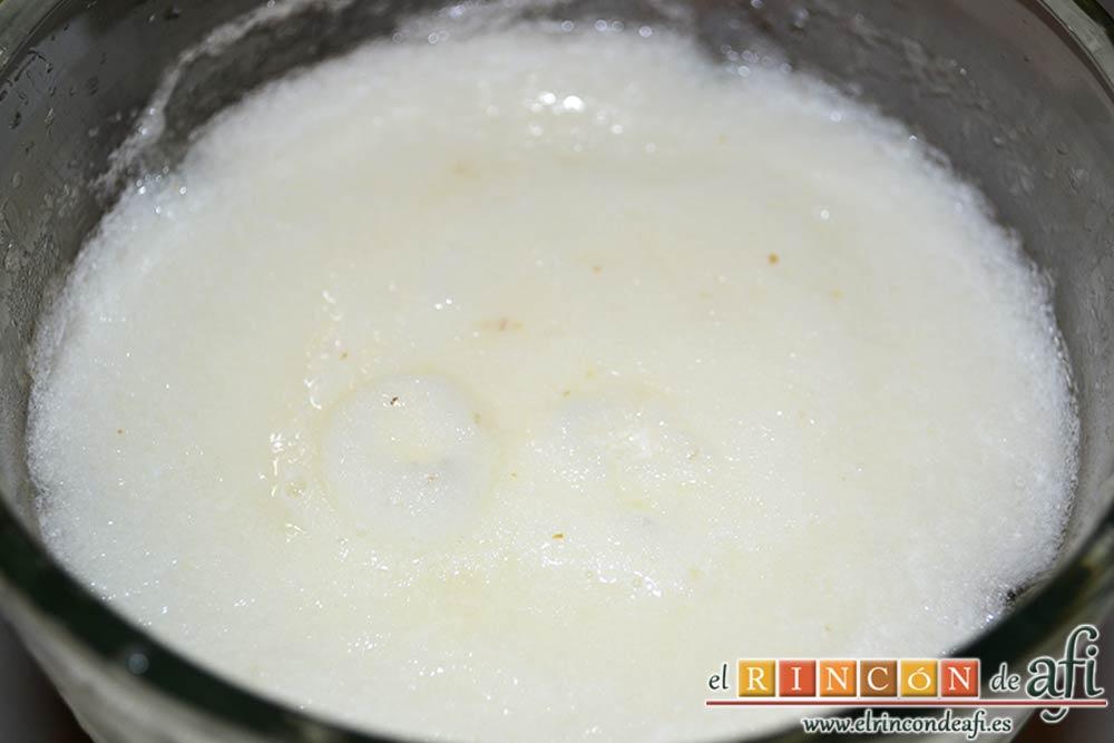 Granizado de limón, añadir el hielo y el azúcar y triturar