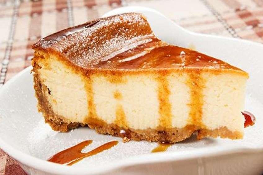pastel-de-queso-con-salsa-de-caramelo.jpg