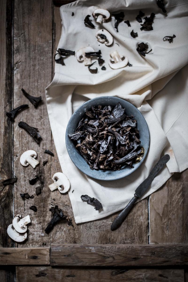 tompetas de la muerte y champiñones portobello fotografia