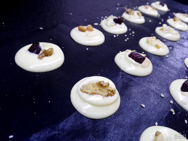 Posad sobre los círculos los frutos secos.