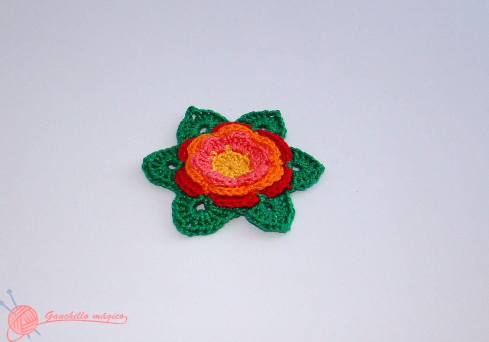 Mariposas y flores multicolores en ganchillo 8