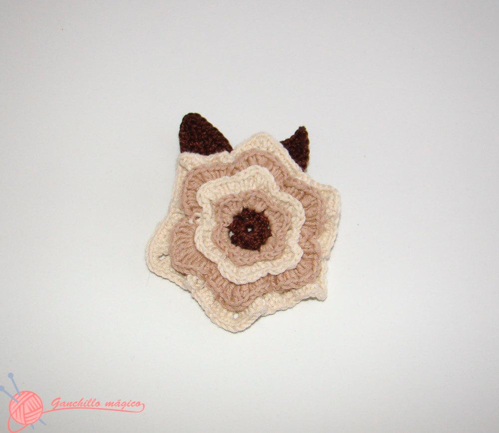 Mariposas y flores multicolores en ganchillo 9