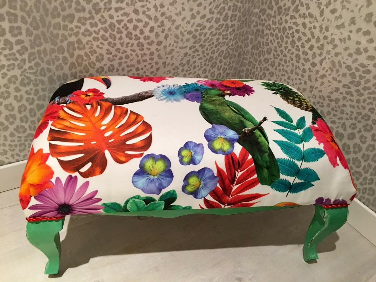 vista-desde-arriba-reposapies-tapizado-con-tela-tropical