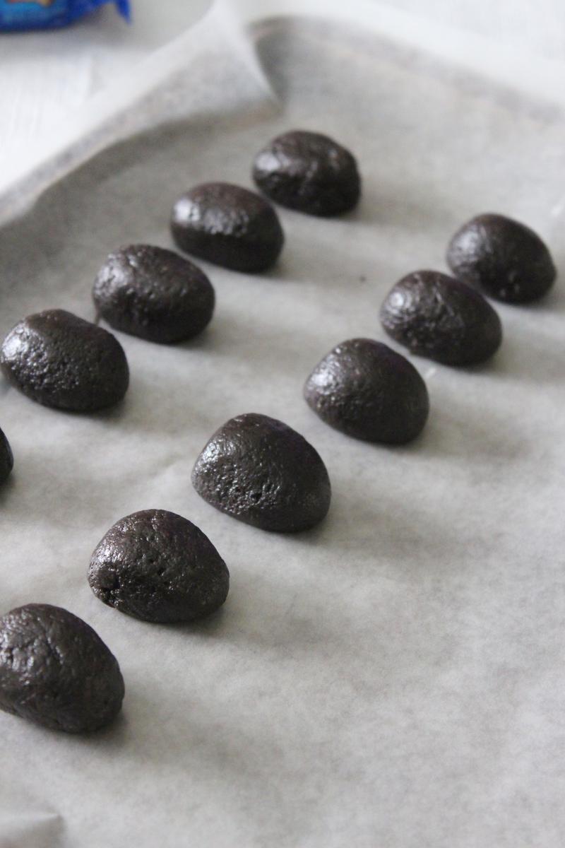 oreo-acorn-ballls-forming