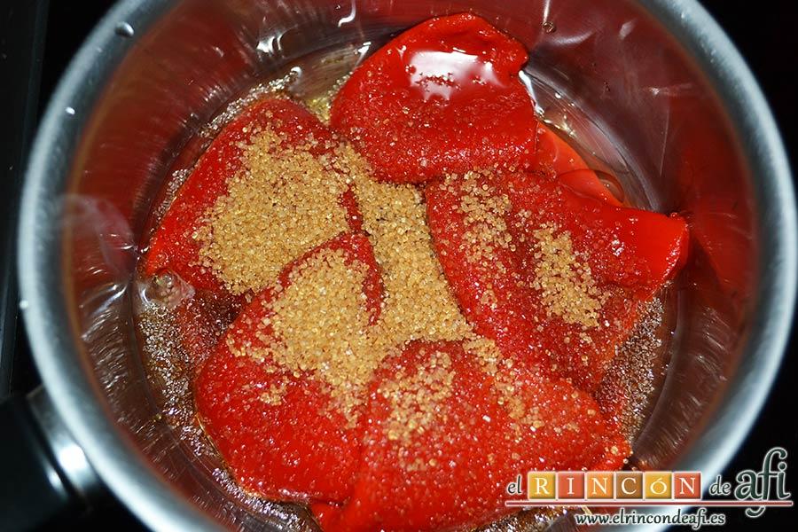 Solomillo de ternera con salsa de Cabrales, poner en un cazo con aceite de oliva el pimiento del piquillo escurrido y añadimos azúcar moreno