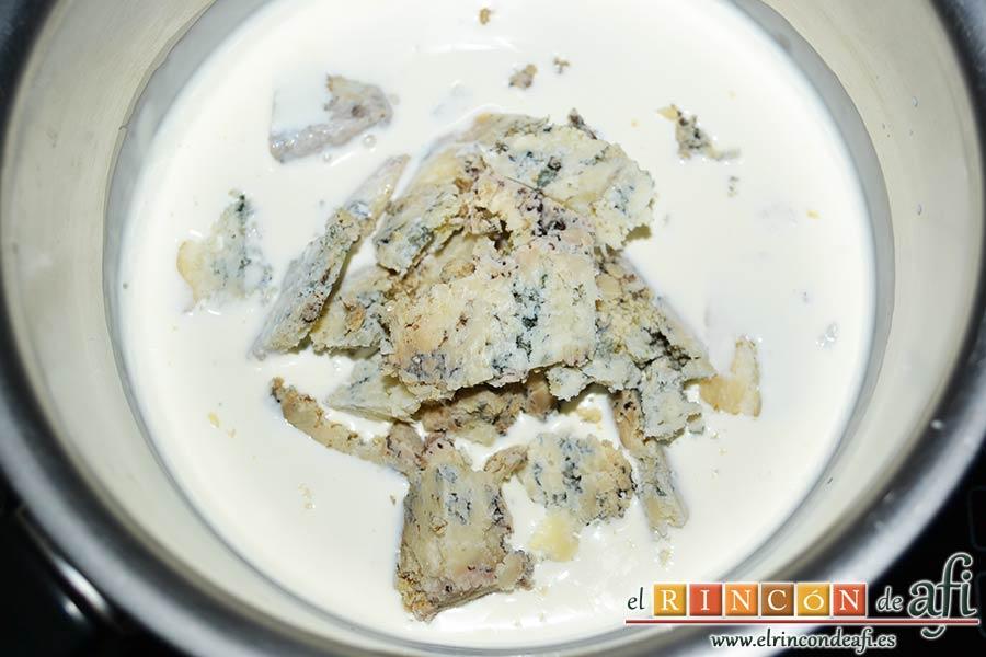 Solomillo de ternera con salsa de Cabrales, calentamos la nata (crema de leche) en un calentador y añadimos el queso de Cabrales troceado para que se funda