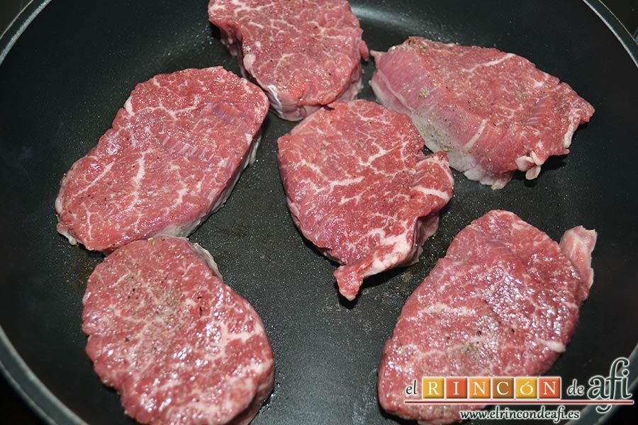Solomillo de ternera con salsa de Cabrales, hacer los medallones de solomillo en una sartén caliente tras salpimentar