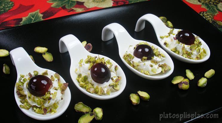 Cucharita de queso con uva