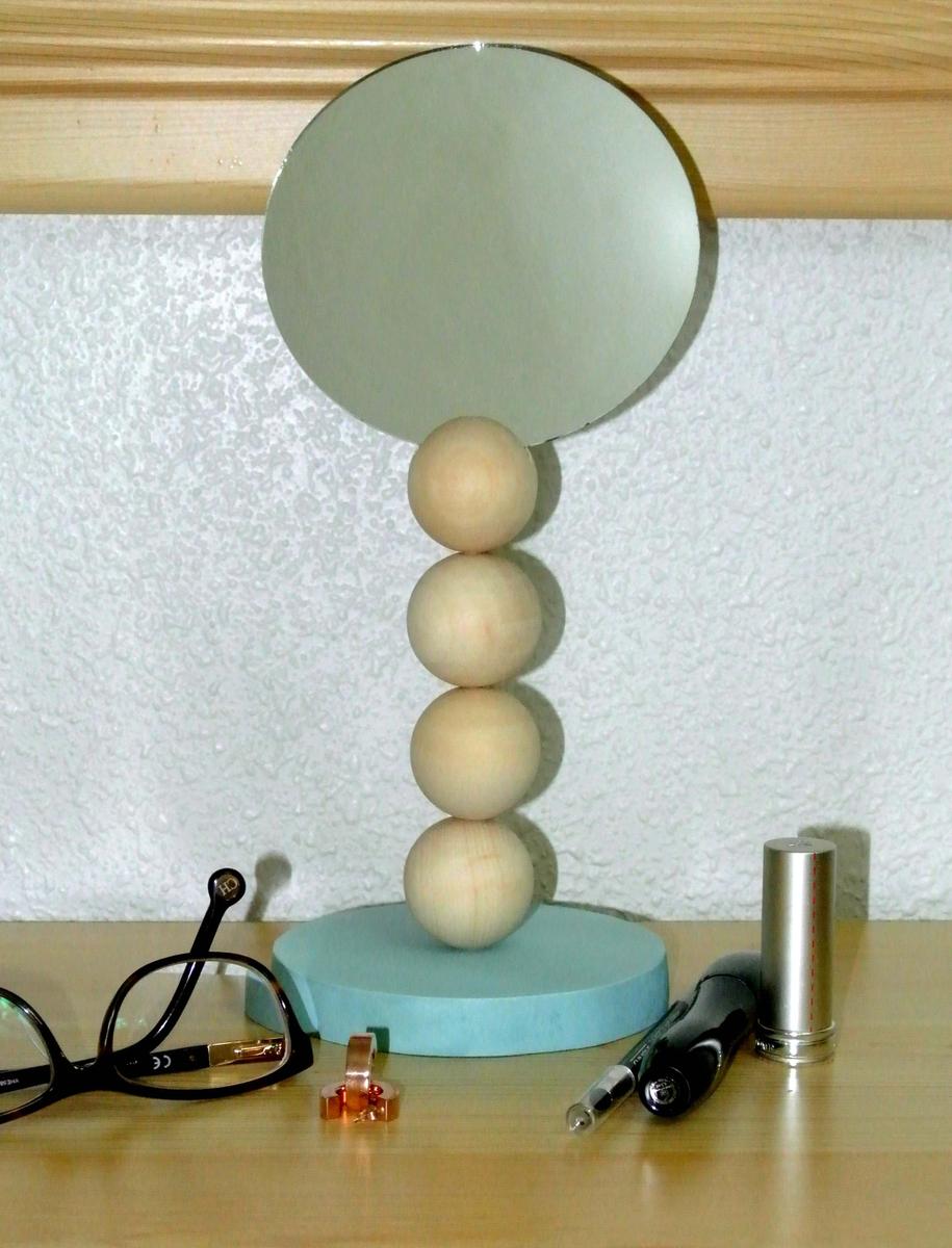 Espejo con bolas de madera