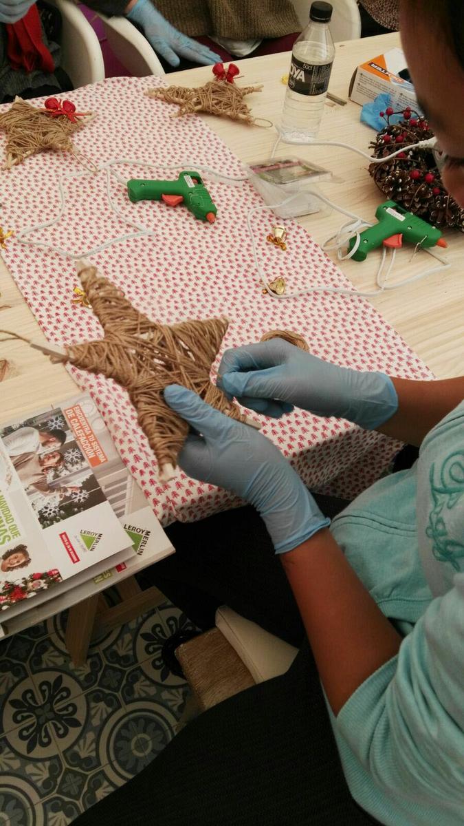 decoracion-de-navidad-diy-colocando-cuerda-estrella-de-navidad-talleres-leroy-merlin