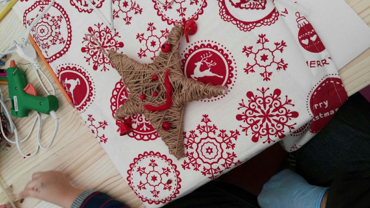 decoracion de navidad diy - estrella de navidad terminada y muy sonriente-talleres-leroy-merlin