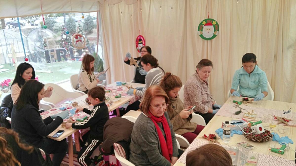 decoracion-de-navidad-diy-gente-trabajando-talleres-leroy-merlin