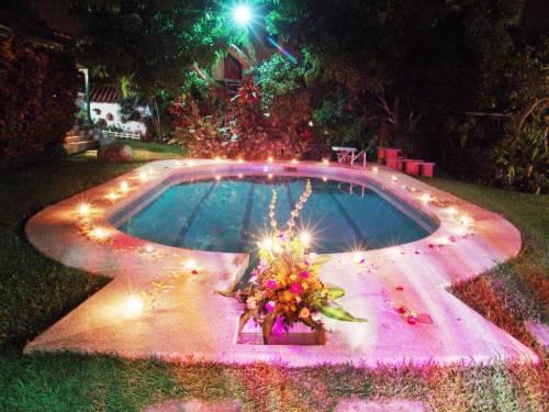 decoracion-de-bodas-al-aire-libre-de-noche-2