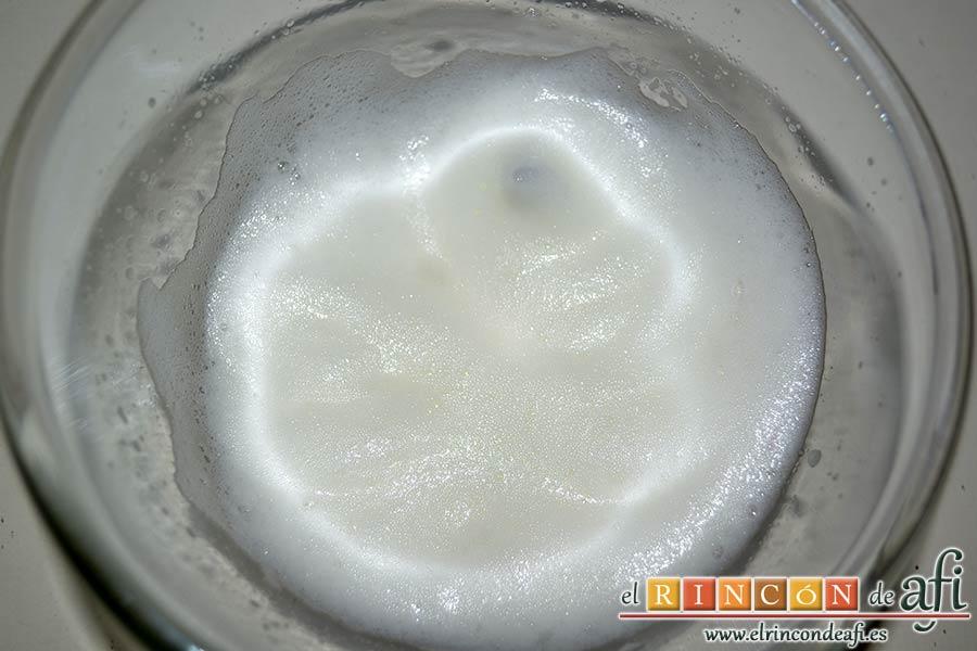 Galletas de jengibre y canela, montar la clara a punto de nieve