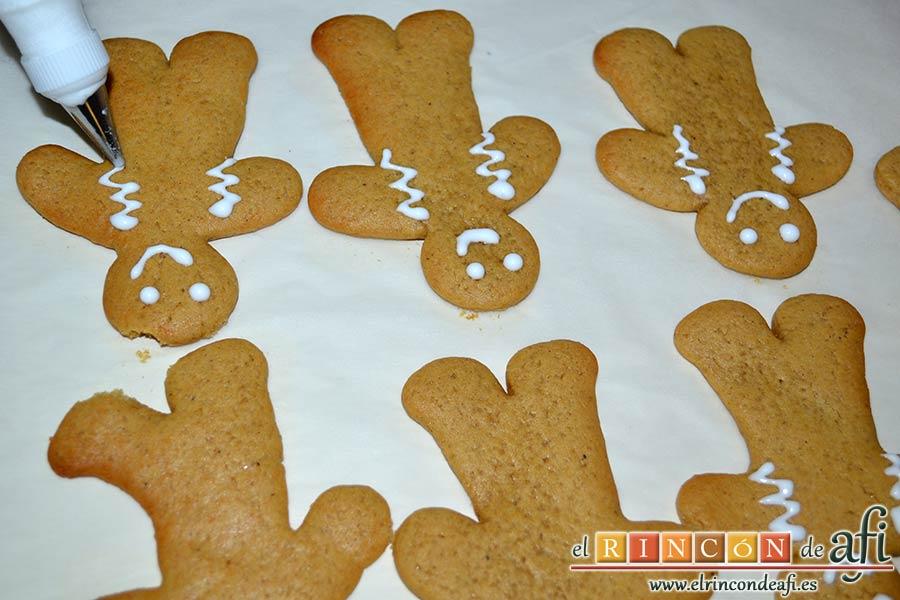 Galletas de jengibre y canela, decorar usando una manga pequeña, también se le puede poner colorante a la glasa