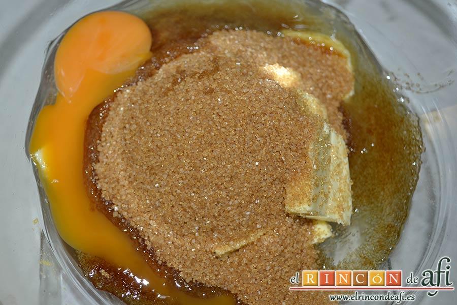Galletas de jengibre y canela, en otro bol poner la mantequilla, el azúcar moreno y el huevo