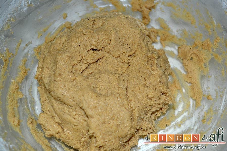 Galletas de jengibre y canela, añadir los ingredientes secos y amasar hasta conseguir una masa consistente