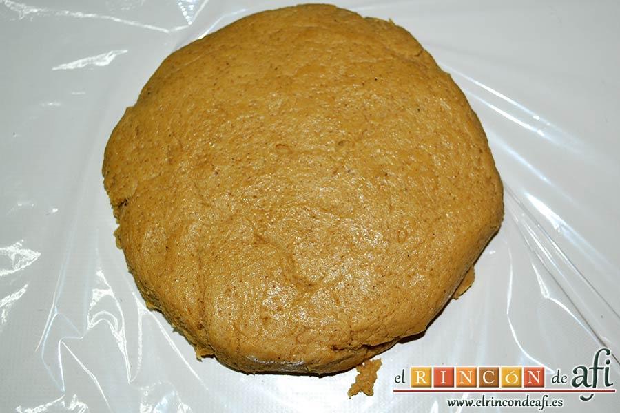 Galletas de jengibre y canela, formar una bola y ponerla sobre film transparente