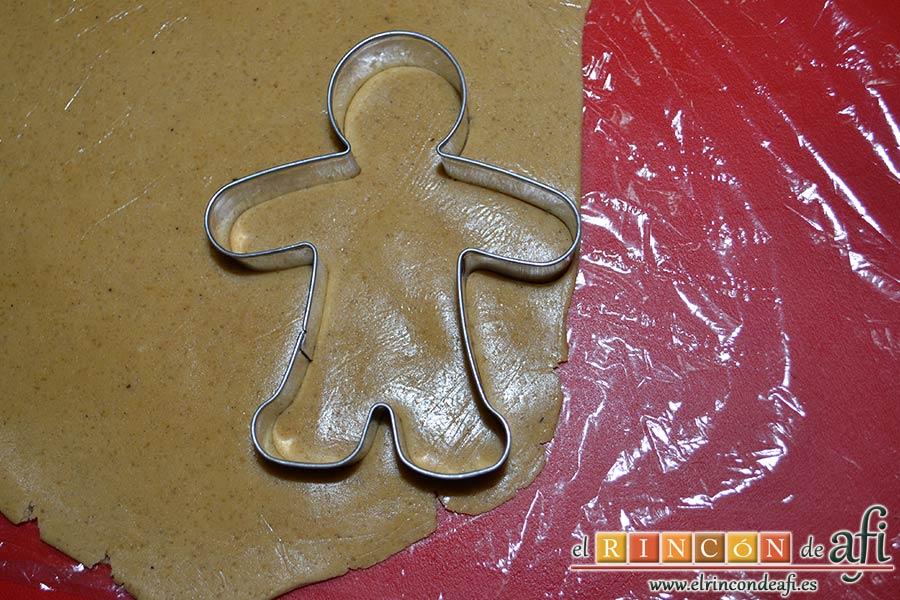 Galletas de jengibre y canela, estirar la masa y cortar formas, esta es la más popular