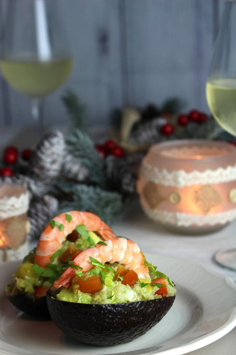 Aguacates rellenos de quinoa y langostinos
