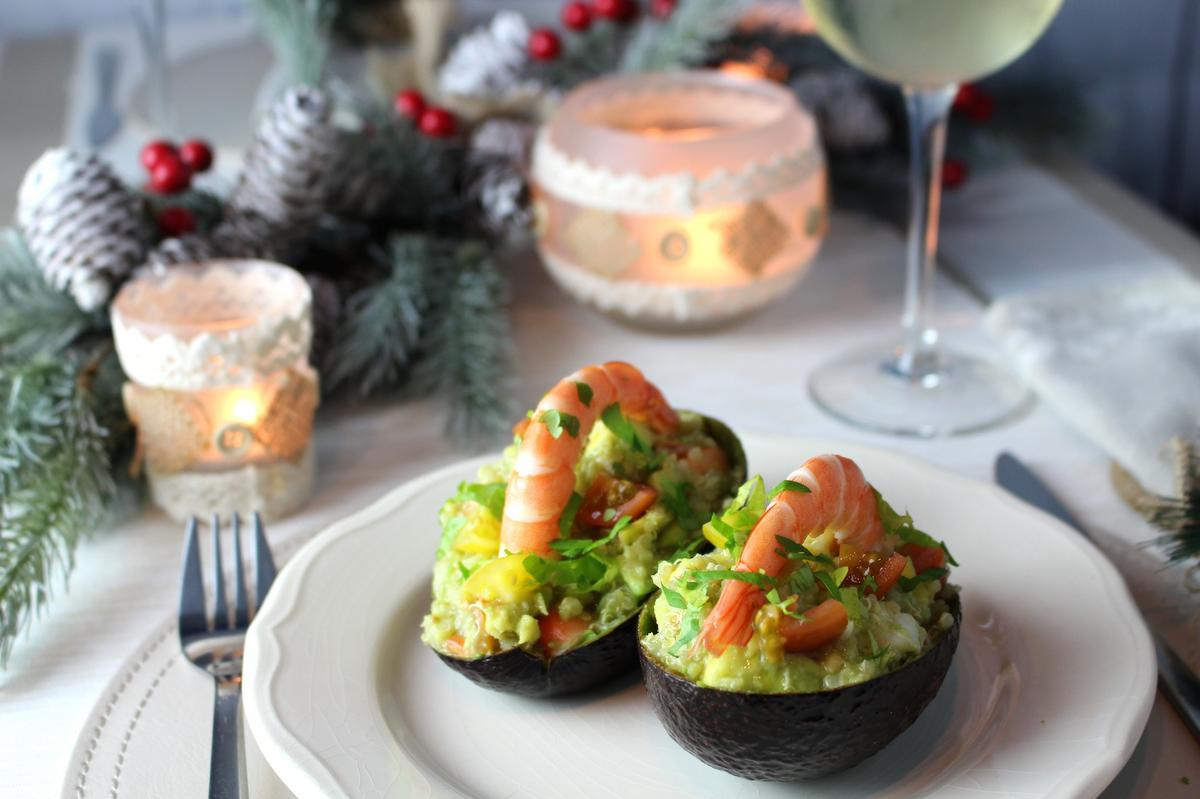 Aguacates rellenos de quinoa y langostinos