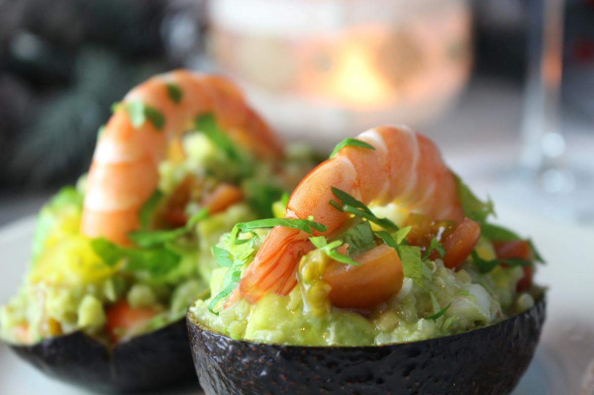 Aguacates rellenos de quinoa y langostinos