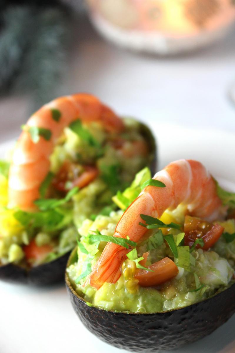 Aguacates rellenos de quinoa y langostinos