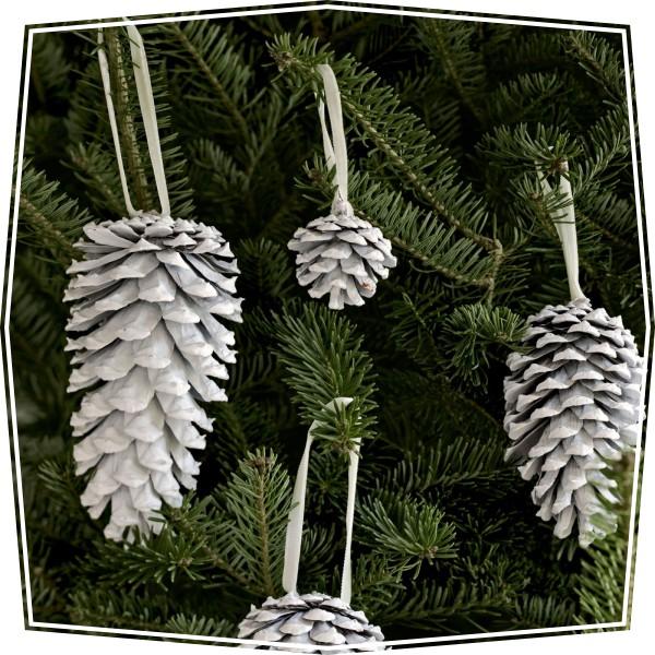 Adornos de navidad con piñas pintadas