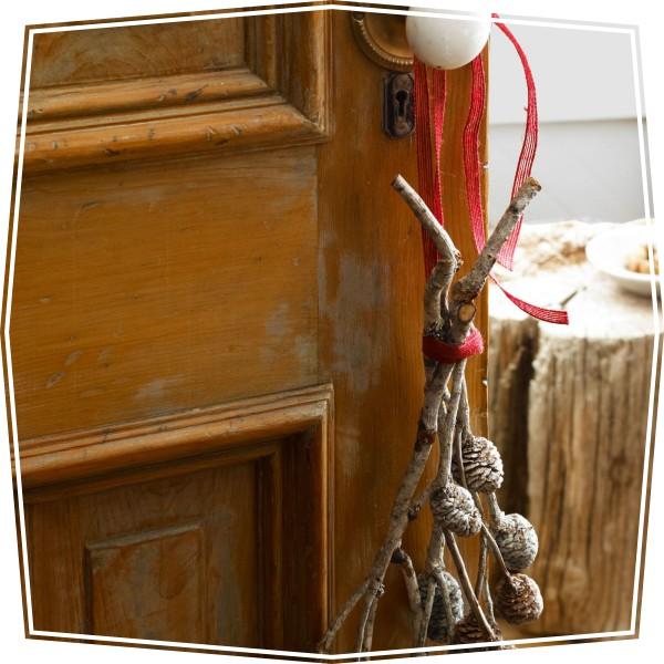 Cuelga ramas en las puertas para adornar por navidad