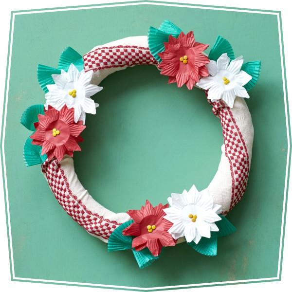 Corona de navidad con ovillos de lana