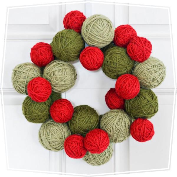 Corona de navidad con ovillos de lana