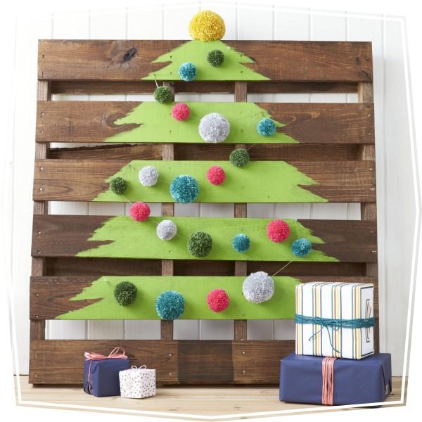 Adorno navideño casero en pale pintado