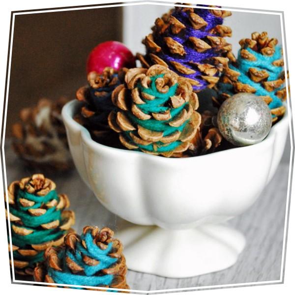 Adorno de navidad con piñas e hilos