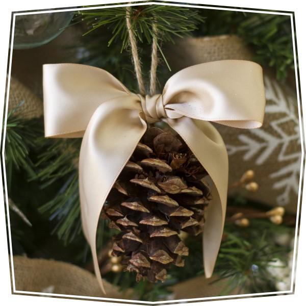 Adornos navideños con pinas y lazos