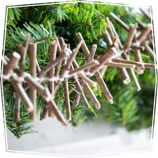 Guirnalda navideña con palos y cuerda