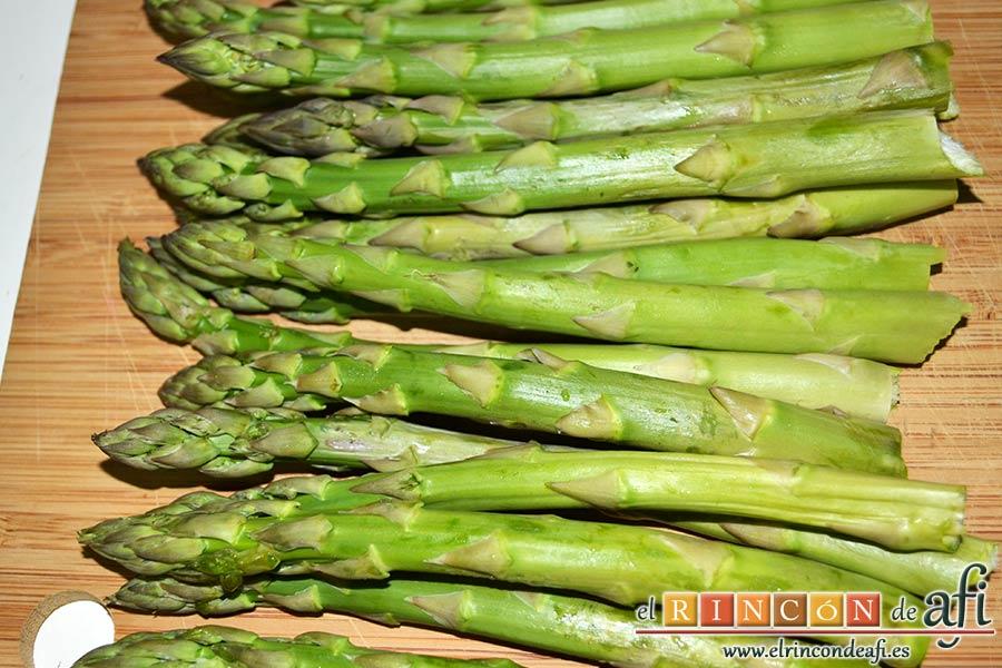 Tartaletas de hojaldre, crema de espárragos y gambas, preparar los espárragos trigueros