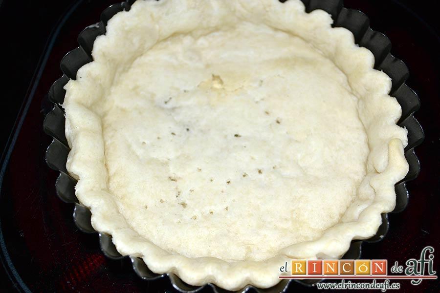 Tartaletas de hojaldre, crema de espárragos y gambas, retirar las tartaletas precocidas del horno