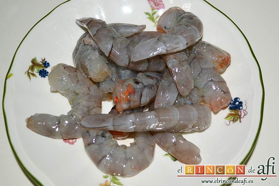 Tartaletas de hojaldre, crema de espárragos y gambas, pelamos los langostinos y les quitamos la tripa