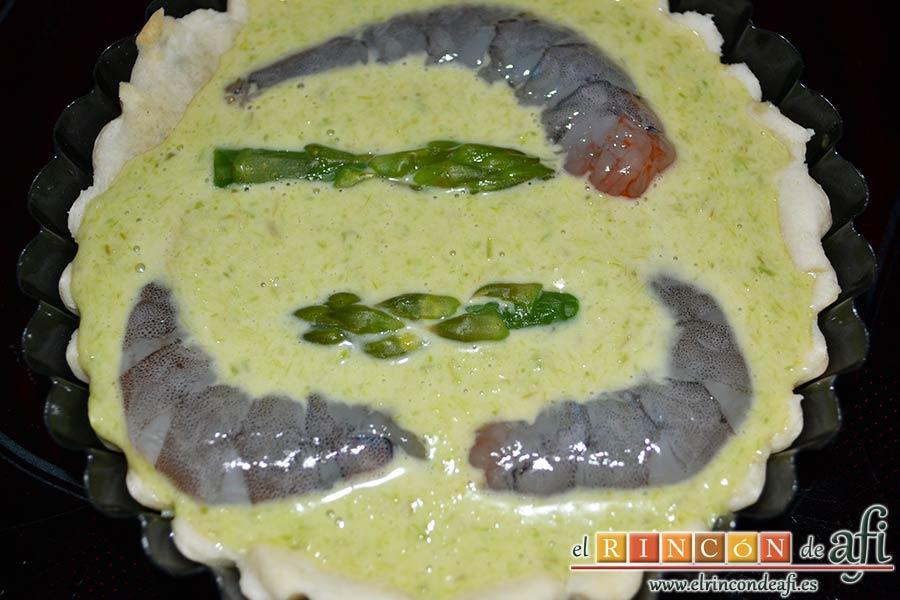 Tartaletas de hojaldre, crema de espárragos y gambas, rellenar cada tartaleta con la crema y colocamos tres langostinos y dos puntas de espárrafo