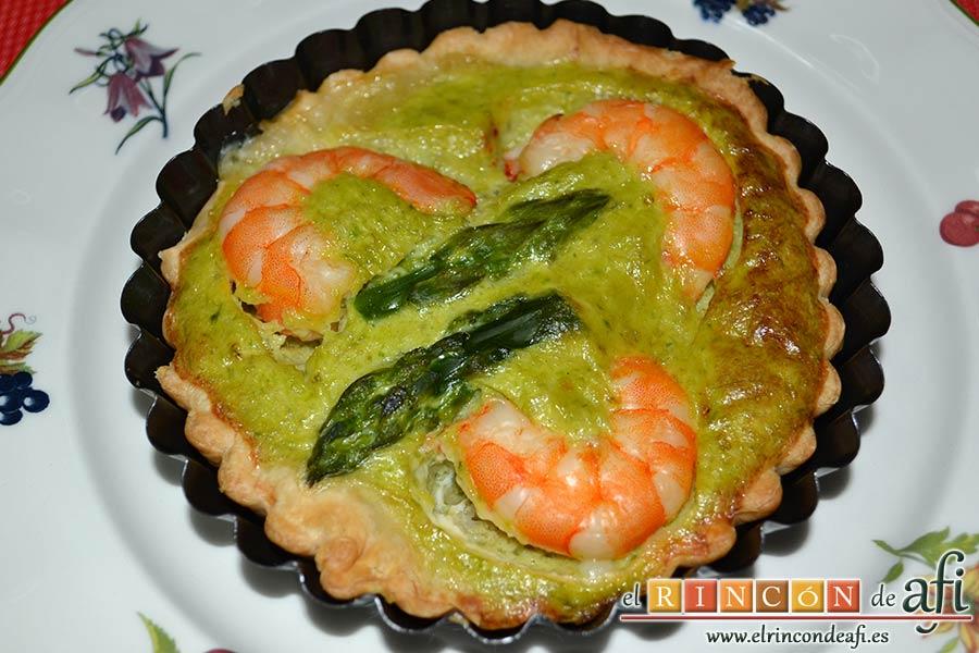 Tartaletas de hojaldre, crema de espárragos y gambas, hornear hasta que queden doraditas
