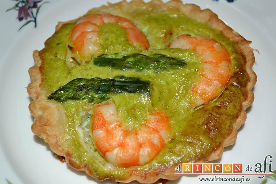 Tartaletas de hojaldre, crema de espárragos y gambas, sugerencia de presentación