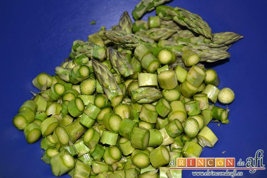 Tartaletas de hojaldre, crema de espárragos y gambas, desechamos la parte leñosa, y los picamos en trocitos dejando las puntas enteras