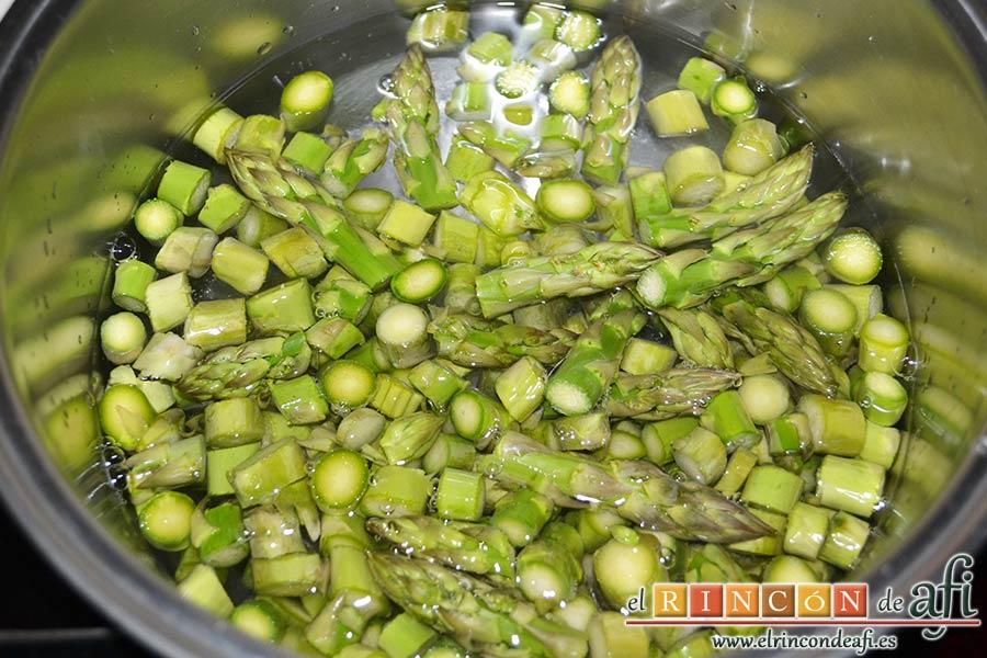 Tartaletas de hojaldre, crema de espárragos y gambas, ponerlos a hervir en agua con sal