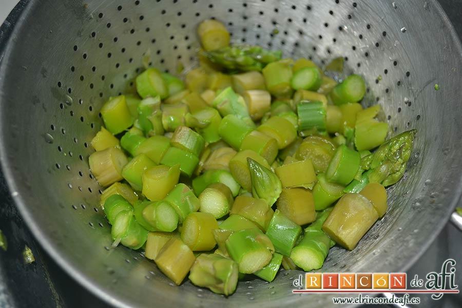 Tartaletas de hojaldre, crema de espárragos y gambas, cuando estén ligeramente tiernos se escurren y reservan