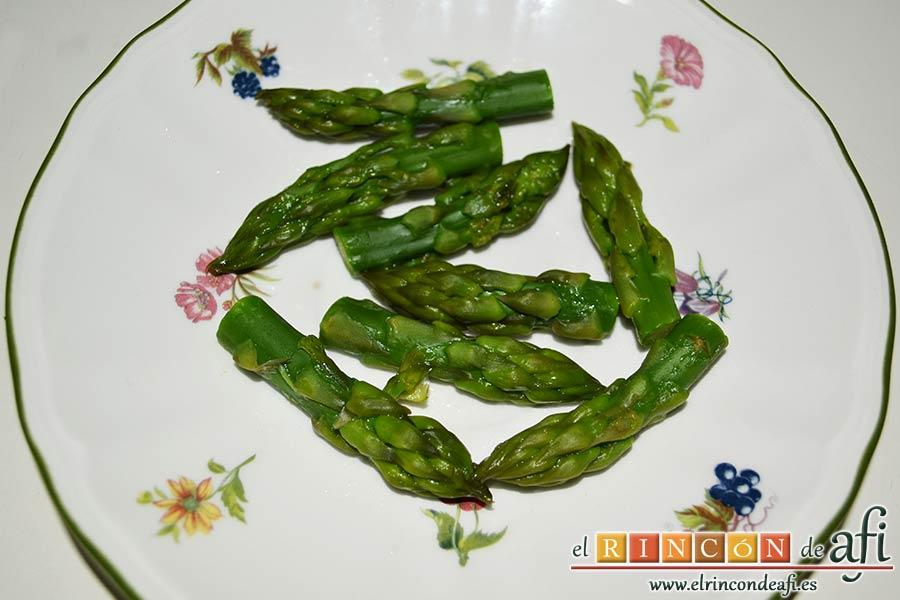 Tartaletas de hojaldre, crema de espárragos y gambas, reservar por separado las ocho puntas de espárrago