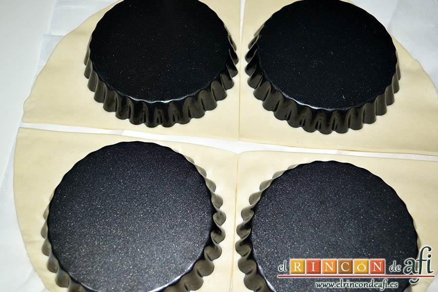 Tartaletas de hojaldre, crema de espárragos y gambas, abrir la masa de hojaldre, cortar en 4 y poner encima los moldes de las tartaletas