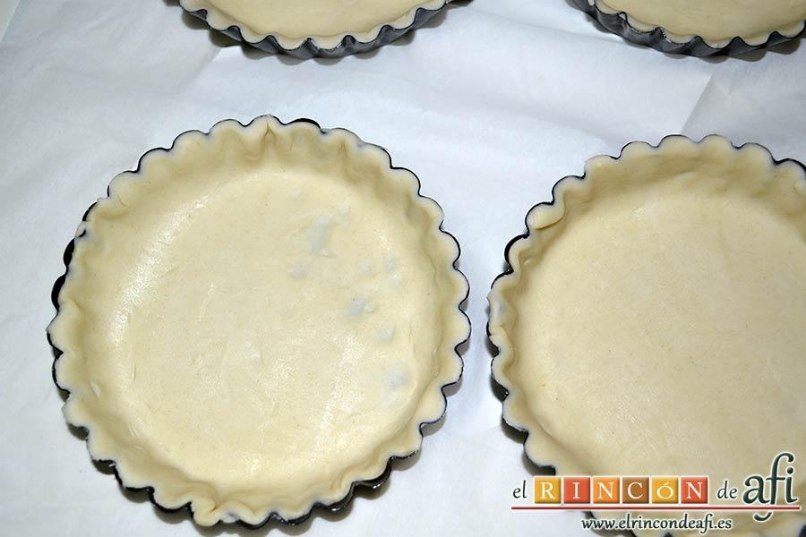 Tartaletas de hojaldre, crema de espárragos y gambas, rellenar los moldes con la masa