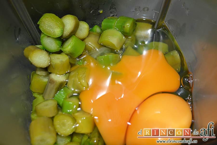 Tartaletas de hojaldre, crema de espárragos y gambas, en un vaso americano metemos los trozos de espárragos cocidos con los 2 huevos